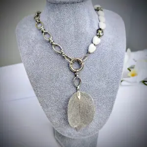 whire-and-crystal-hearts-necklace-with-leaf-pendant-valentines-gift