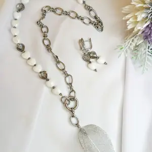 wedding-jewelry-set-necklace-erings-with-white-hearts-and-silver-leaf