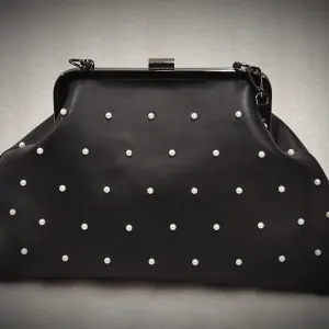 A Handbag for woman, with pearl beads