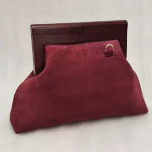 A Handbag for woman, color burgundy