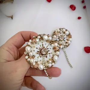 Handmade-beaded-jewelry-flower-pin-with-pearls
