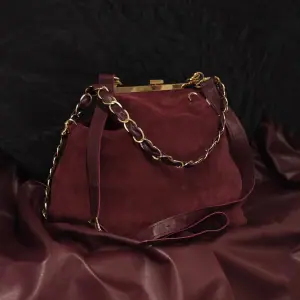 A Handbag for woman (with gold accessories)