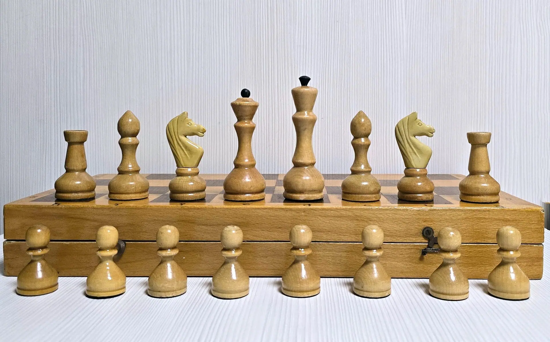 Soviet Vintage Wooden Chess Set Unost/Youth 1980 with Chessboard 2 Soviet Vintage Wooden Chess Set Unost/Youth 1980 with Chessboard - Image 2