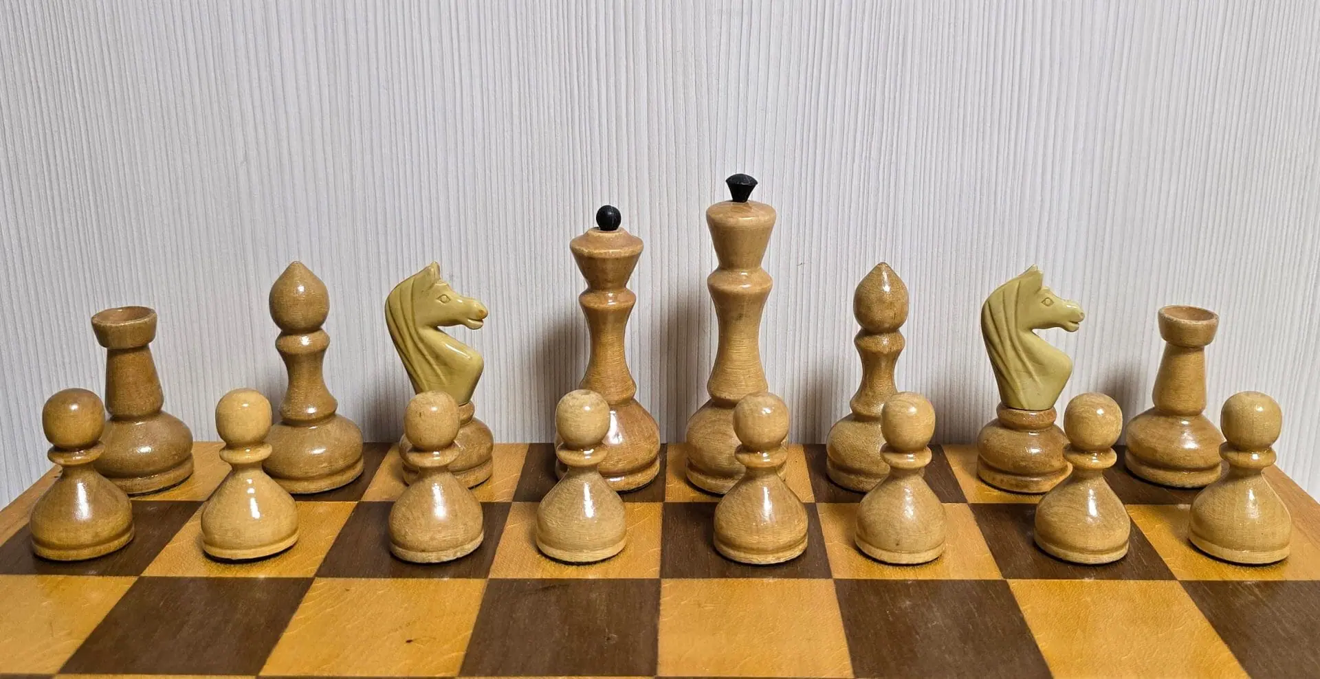 Soviet Vintage Wooden Chess Set Unost/Youth 1980 with Chessboard 4 Soviet Vintage Wooden Chess Set Unost/Youth 1980 with Chessboard - Image 4