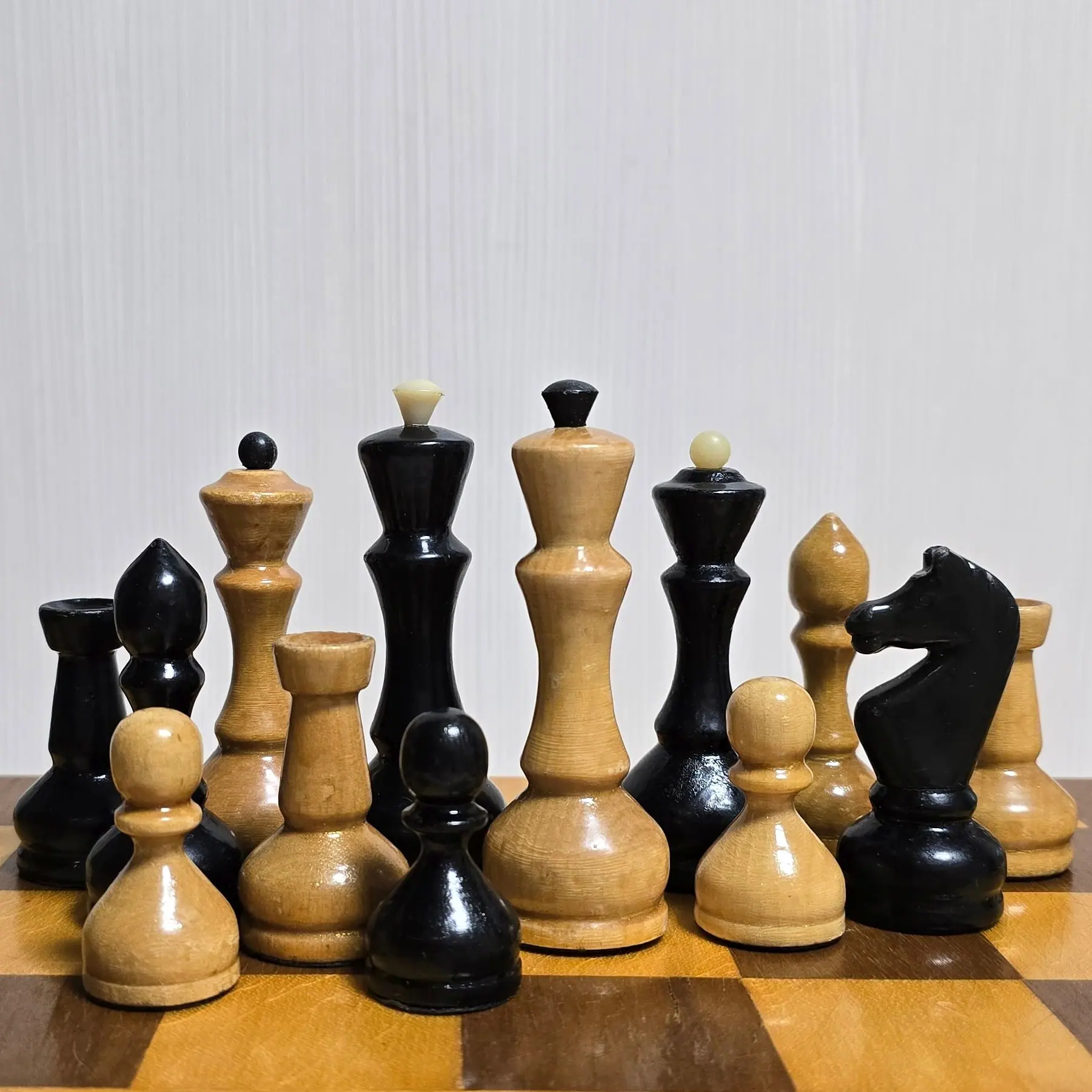 Soviet Vintage Wooden Chess Set Unost/Youth 1980 with Chessboard 8 Soviet Vintage Wooden Chess Set Unost/Youth 1980 with Chessboard - Image 8