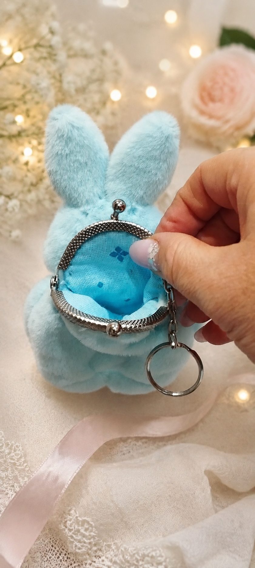 A wallet in the shape of a plush bunny. 2 chatgpt image 26 maja 2026 g. 21 13 35