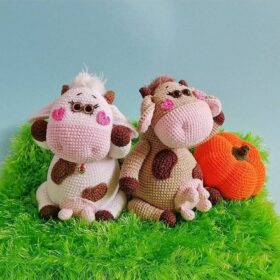 Crochet cow pattern amigurumi toys in English