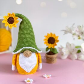 crochet gnome with sunflower pattern