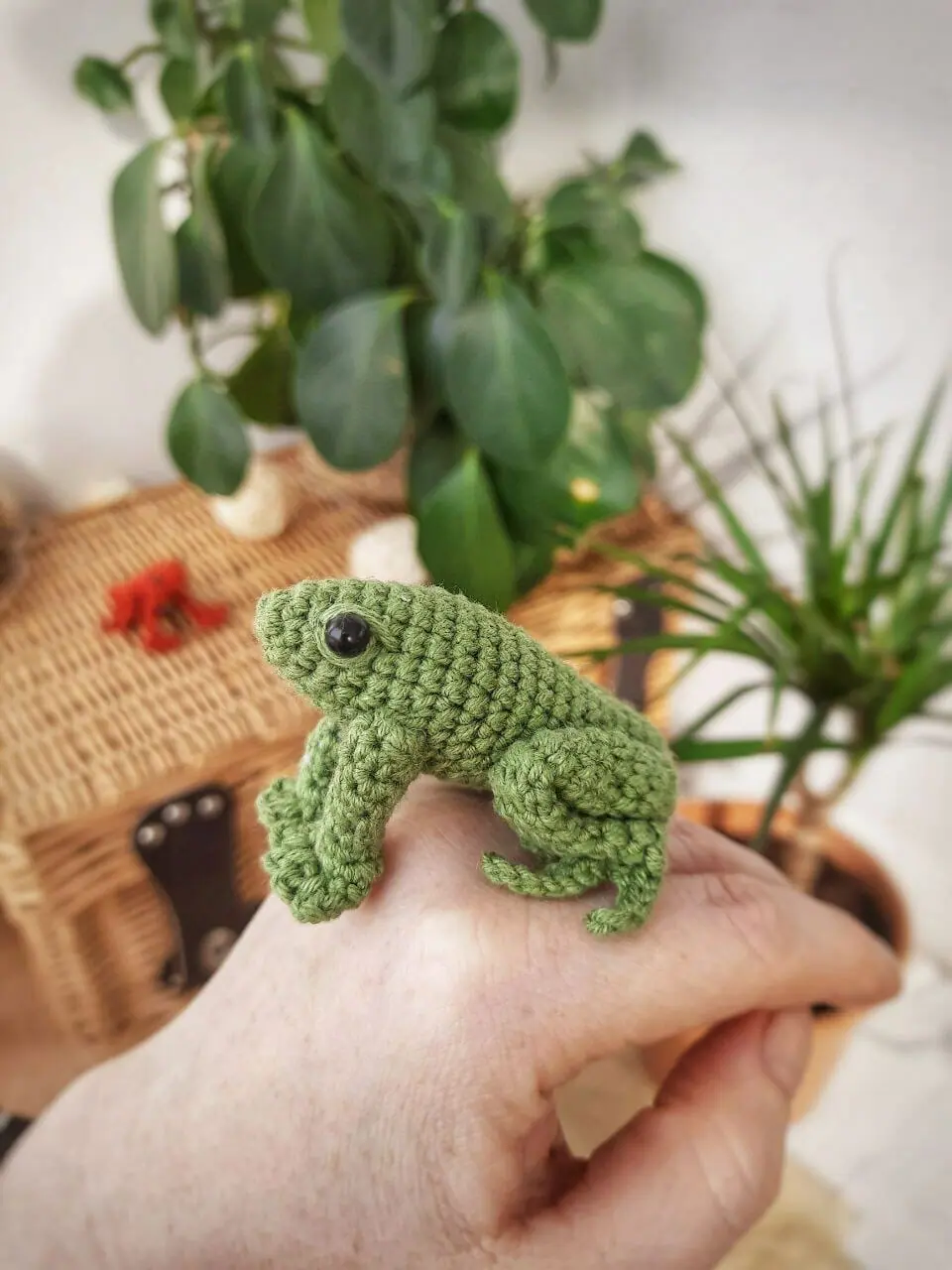 Crochet mini Frog Keychain: Crochet pattern
