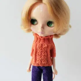 Short sweater for Blythe doll, front