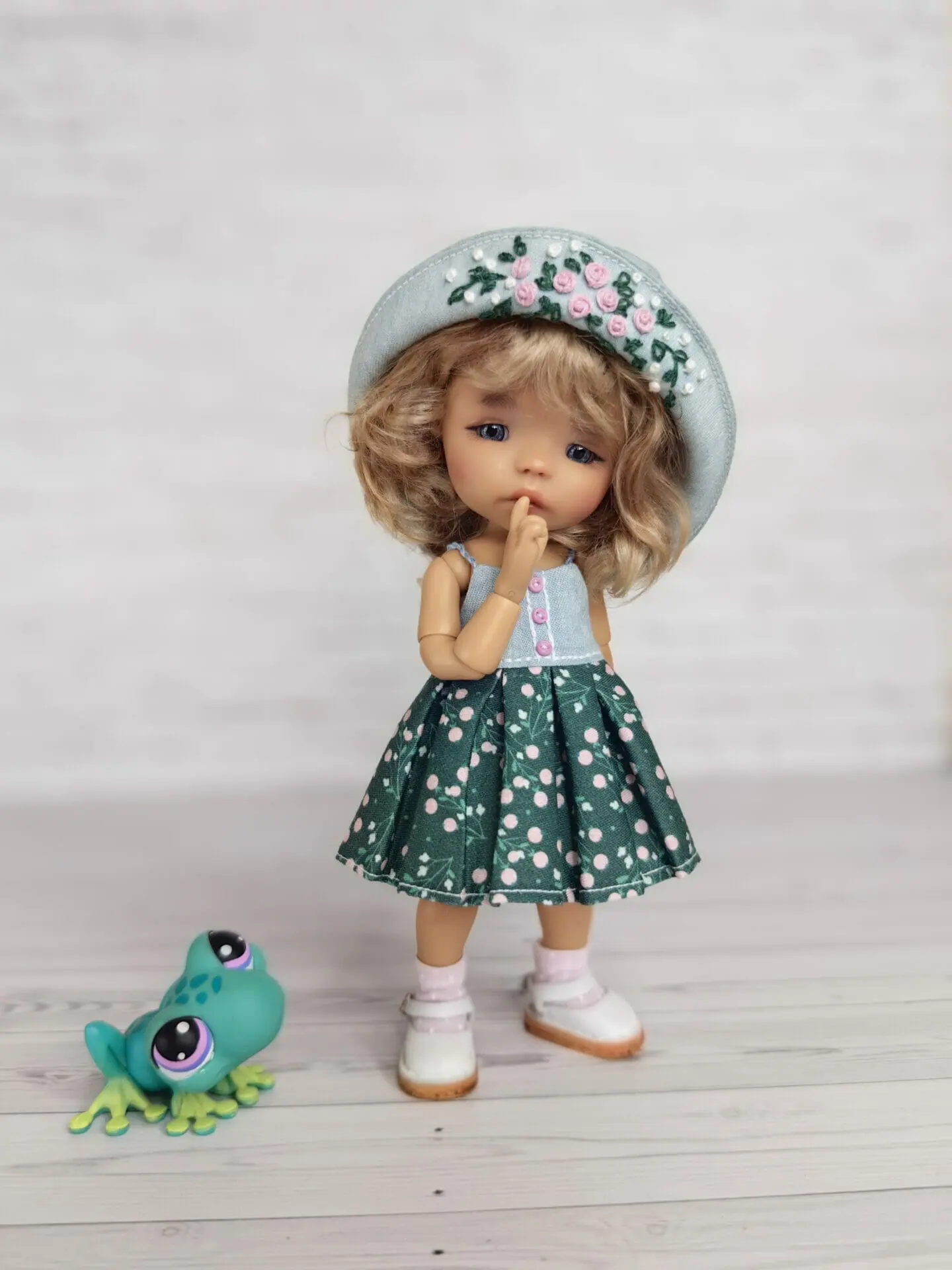 Summer denim sundress with embroidered hat for for Twinkles, Irrealdoll, Lati yellow 2 img 20230729 145536.jpg