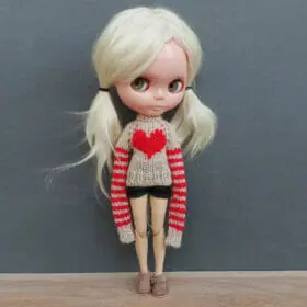 Blythe doll beige and red sweater long sleeves