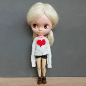 Blythe doll white sweater long sleeves with heart