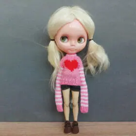 Blythe doll pink and white sweater long sleeves with heart