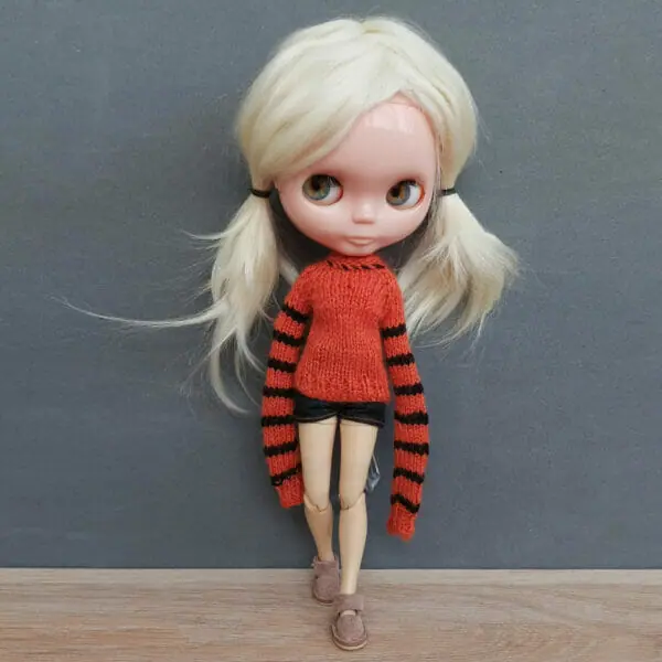 Blythe doll russet and black sweater long sleeves