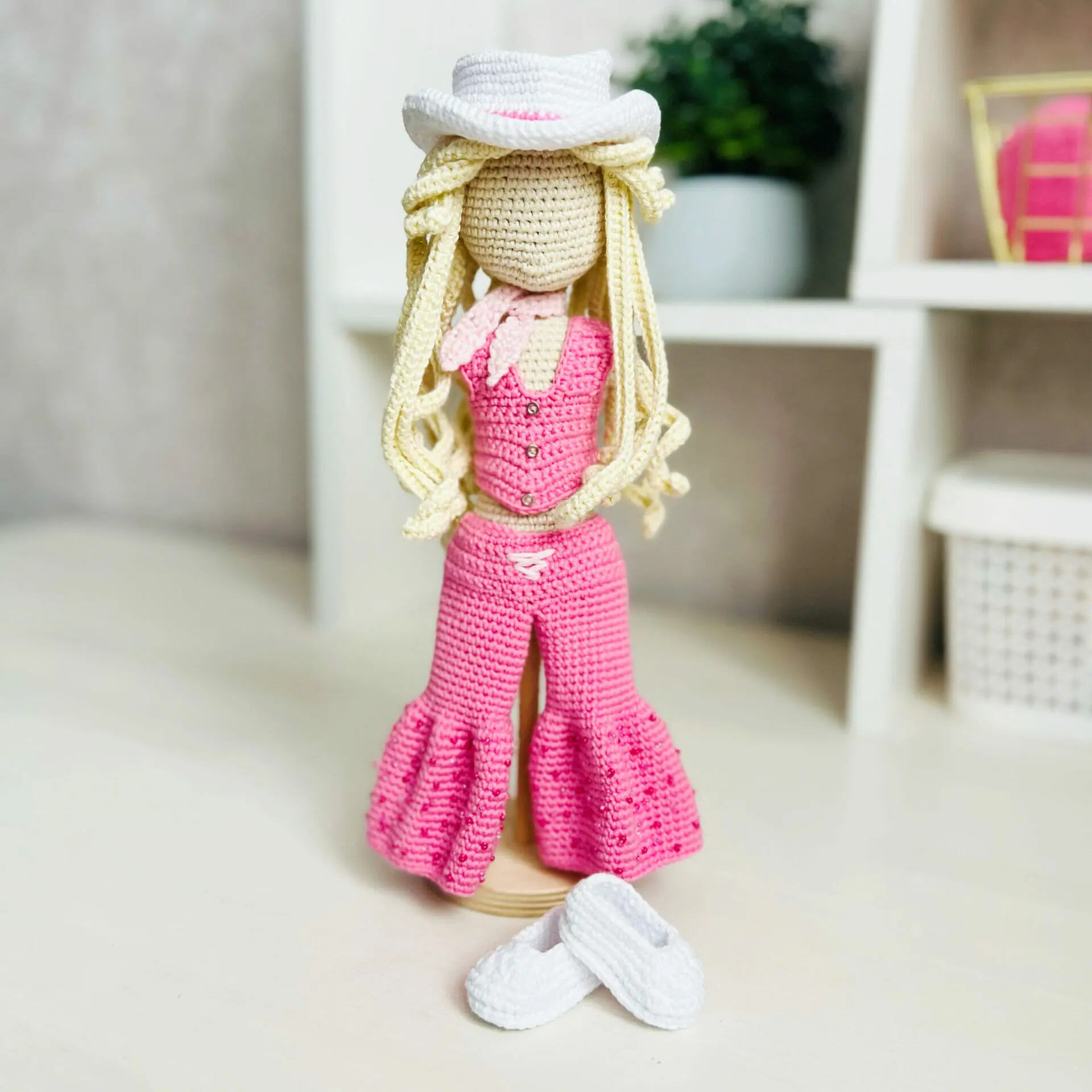 How To Crochet Doll Dress (Step By Step)  Roupas de crochê para bonecas, Roupas  barbie de crochê, Bonecas de crochê