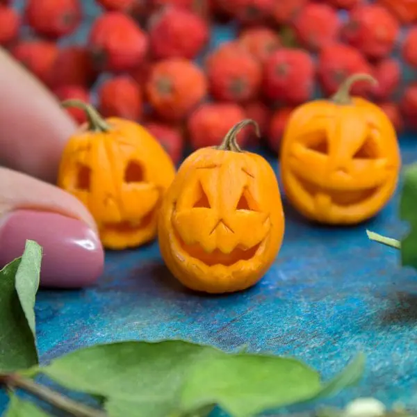 TUTORIAL Miniature Halloween pumpkins with polymer clay