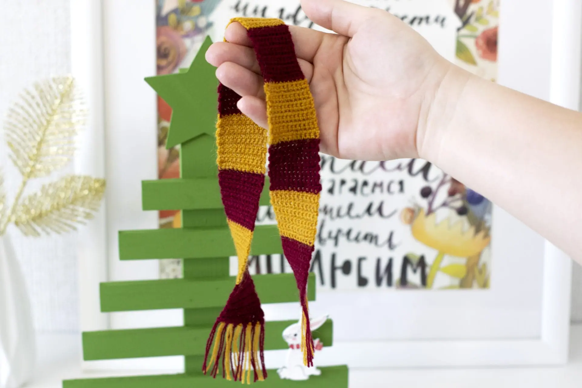 Gryffindor scarf for Ruby Red Fashion Friends doll 14.5\, image size:1920x1280
