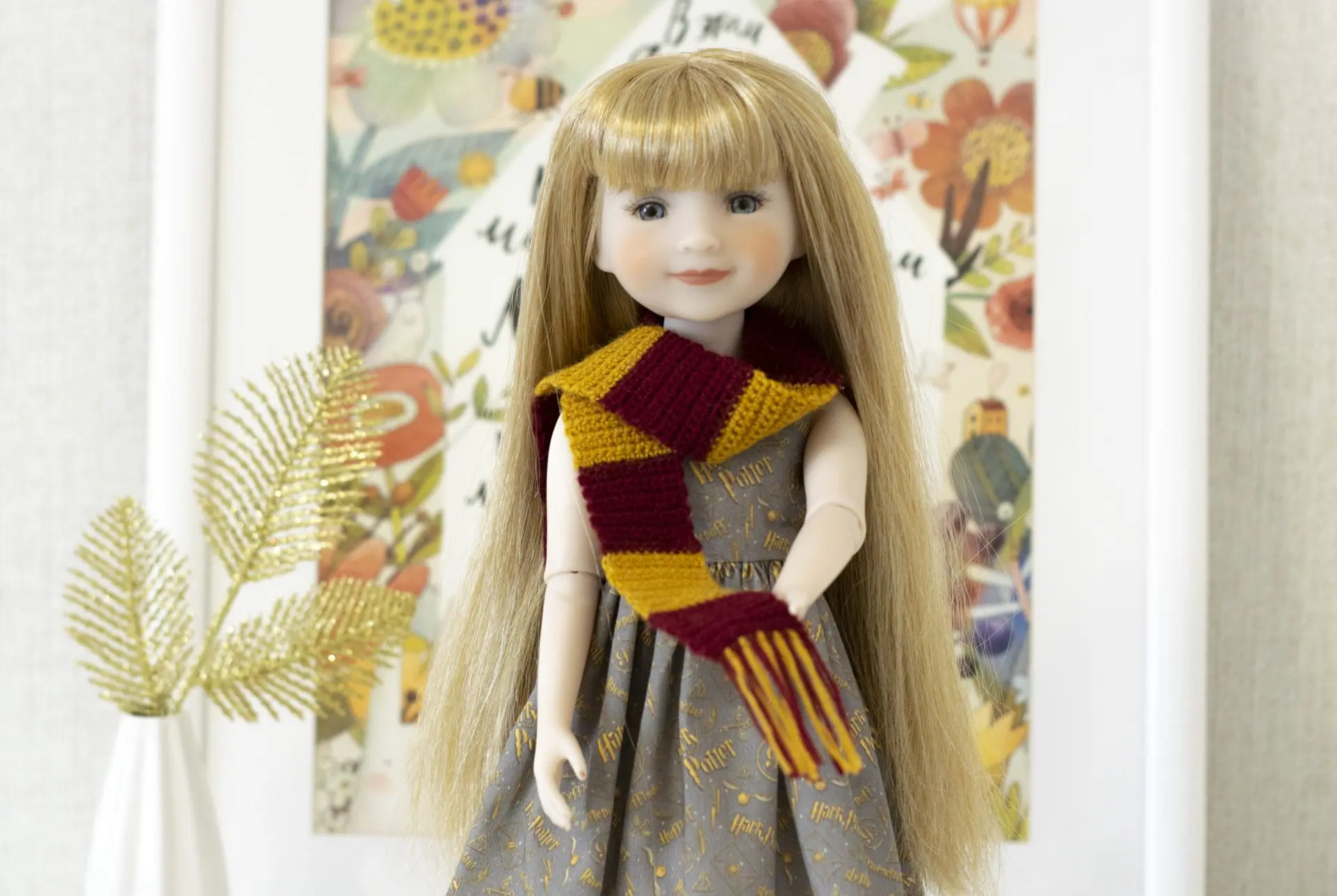 Gryffindor scarf for Ruby Red Fashion Friends doll 14.5\, image size:1920x1287