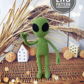 Green Alien amigurumi crochet pattern