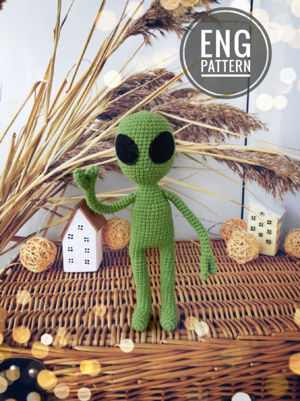 Green Alien amigurumi crochet pattern