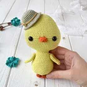 Crochet Easter Chicken in hat