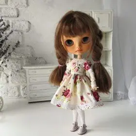 pale-beige-floral-dress-with-long-sleeves-for-blythe-doll