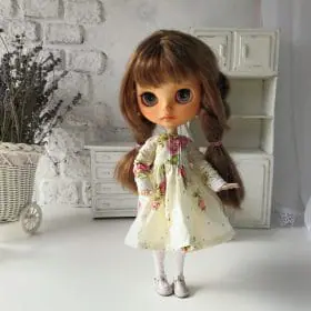 pale-green-floral-dress-with-long-sleeves-for-blythe-doll
