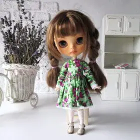 green-floral-dress-with-long-sleeves-for-blythe-doll