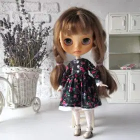 black-floral-dress-with-long-sleeves-for-blythe-doll