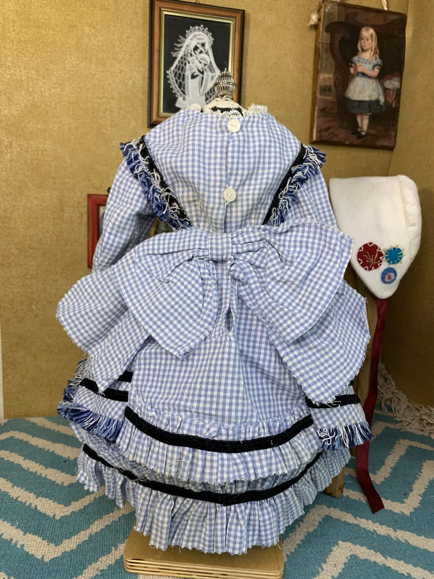 Izannah style set for 18inch dolls ( Blue dress, apron, bonnet) 3 img 5233.jpg