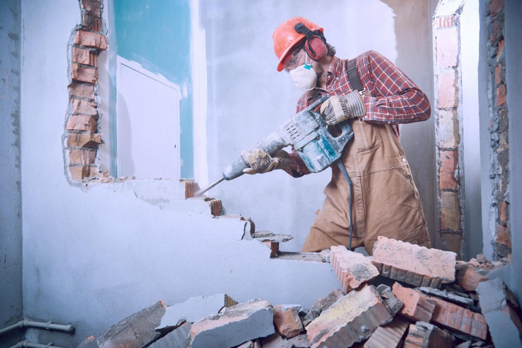 ¿Necesitas derribos y demoliciones interiores de calidad? EcoServeis es la solución