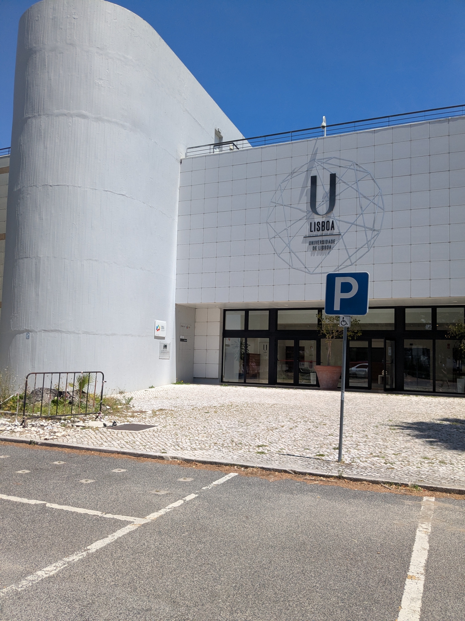 My Uber dropped me off here, outside the U Lisboa main entrance or something.. took me a while to find the right place