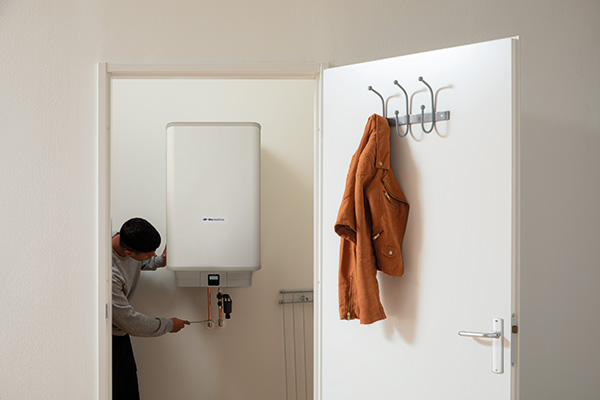 Een afbeelding van de Green Energy boiler in de trapkast.