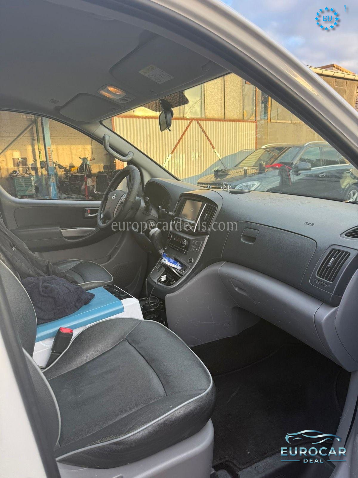 Hyundai H-1 Starex