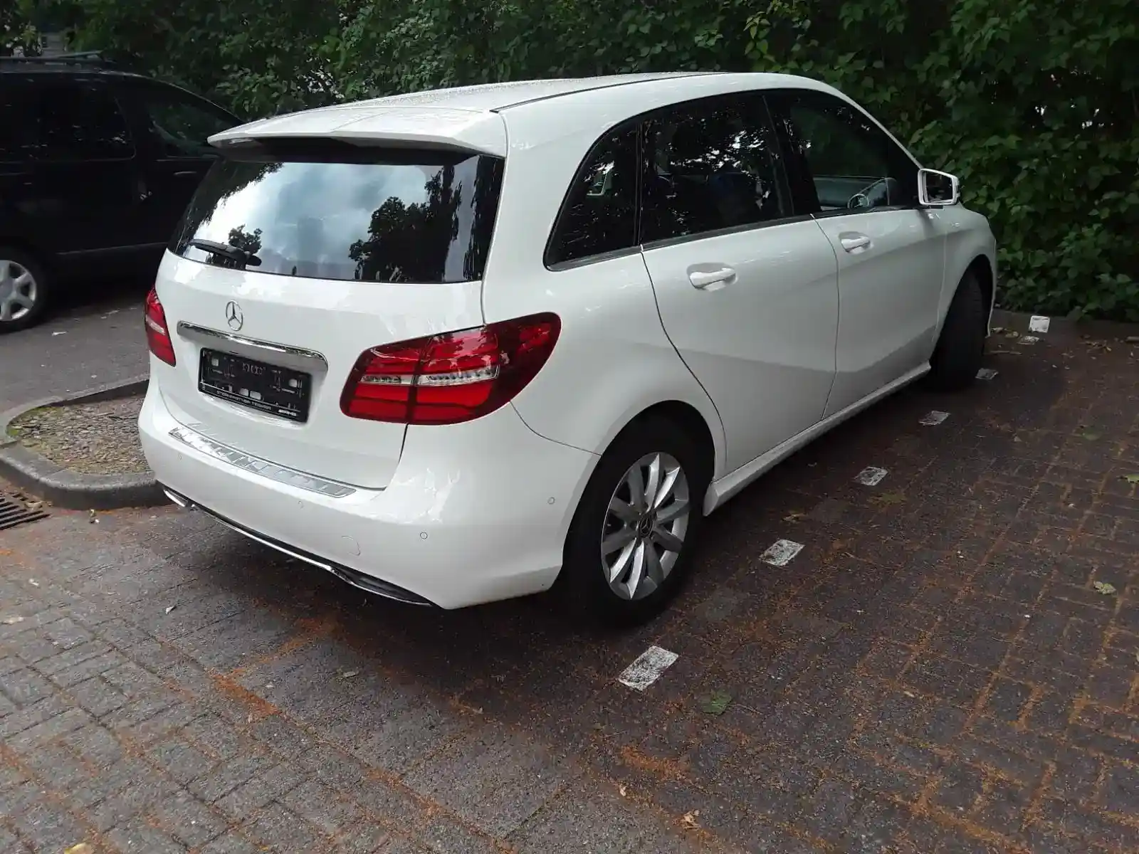 Mercedes-Benz B 180