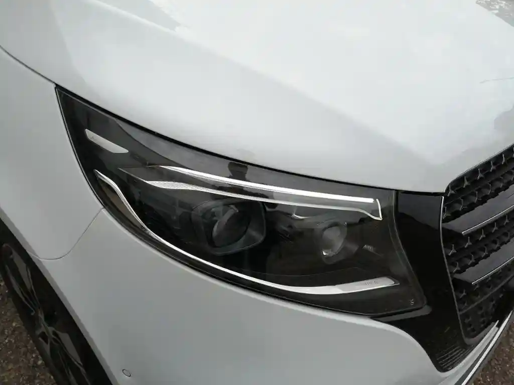 Mercedes-Benz V 220