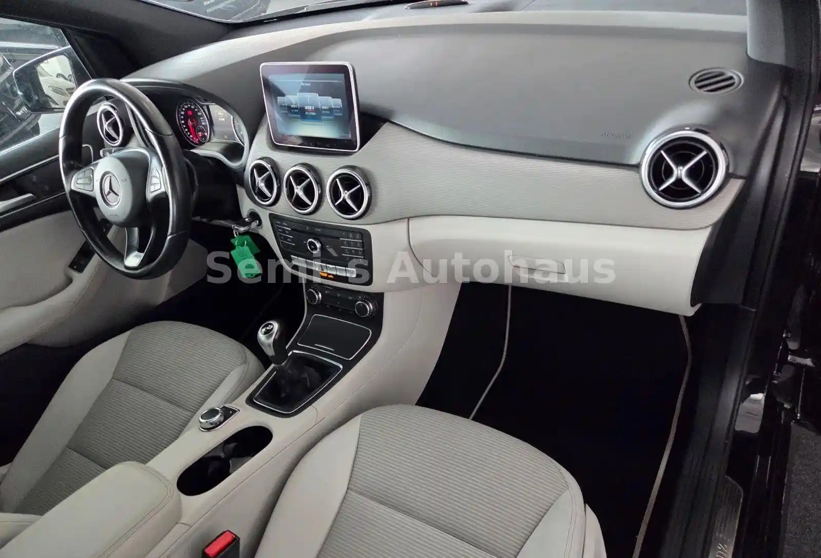 Mercedes-Benz B 180