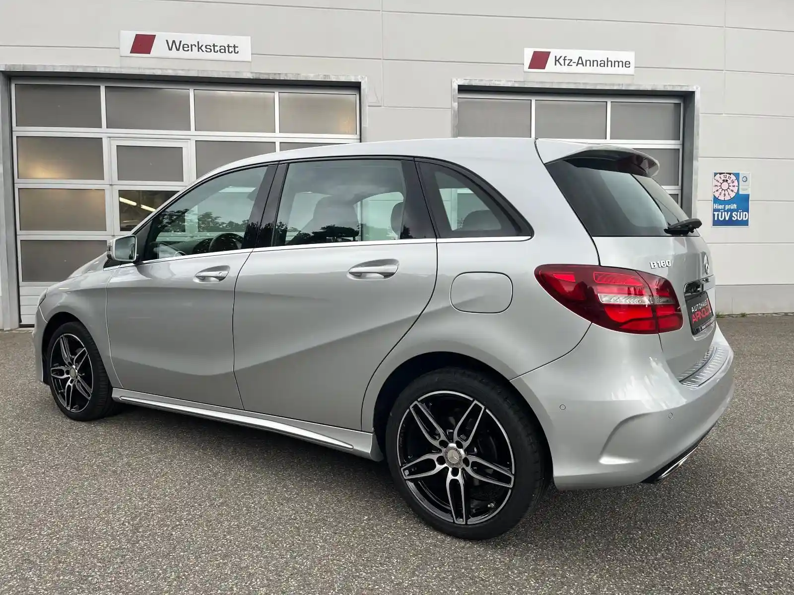 Mercedes-Benz B 180