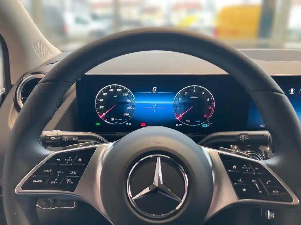 Mercedes-Benz B 180