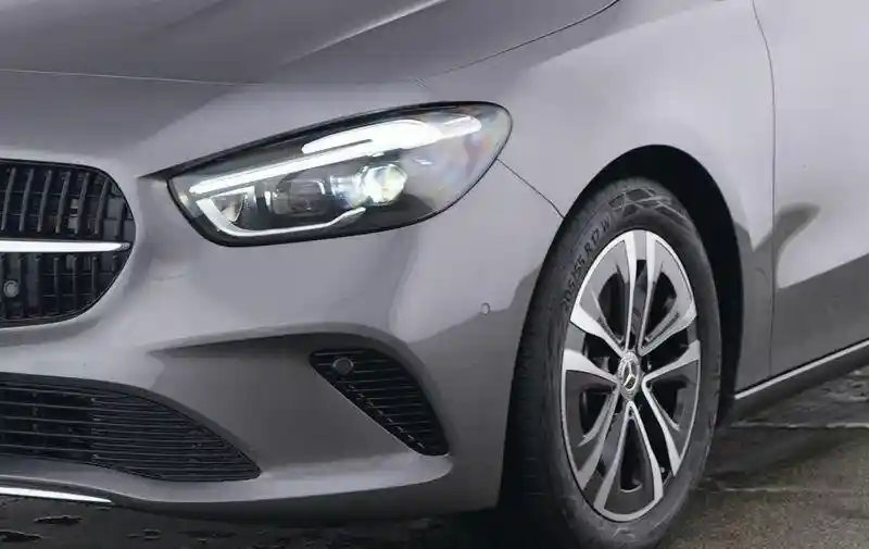 Mercedes-Benz B 180