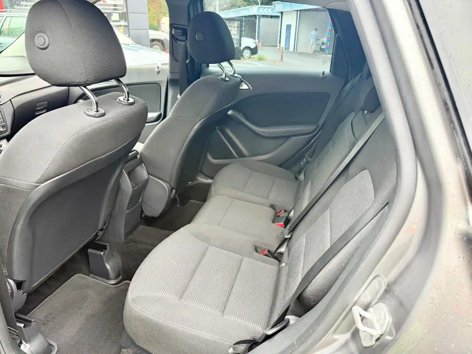 Mercedes-Benz B 180