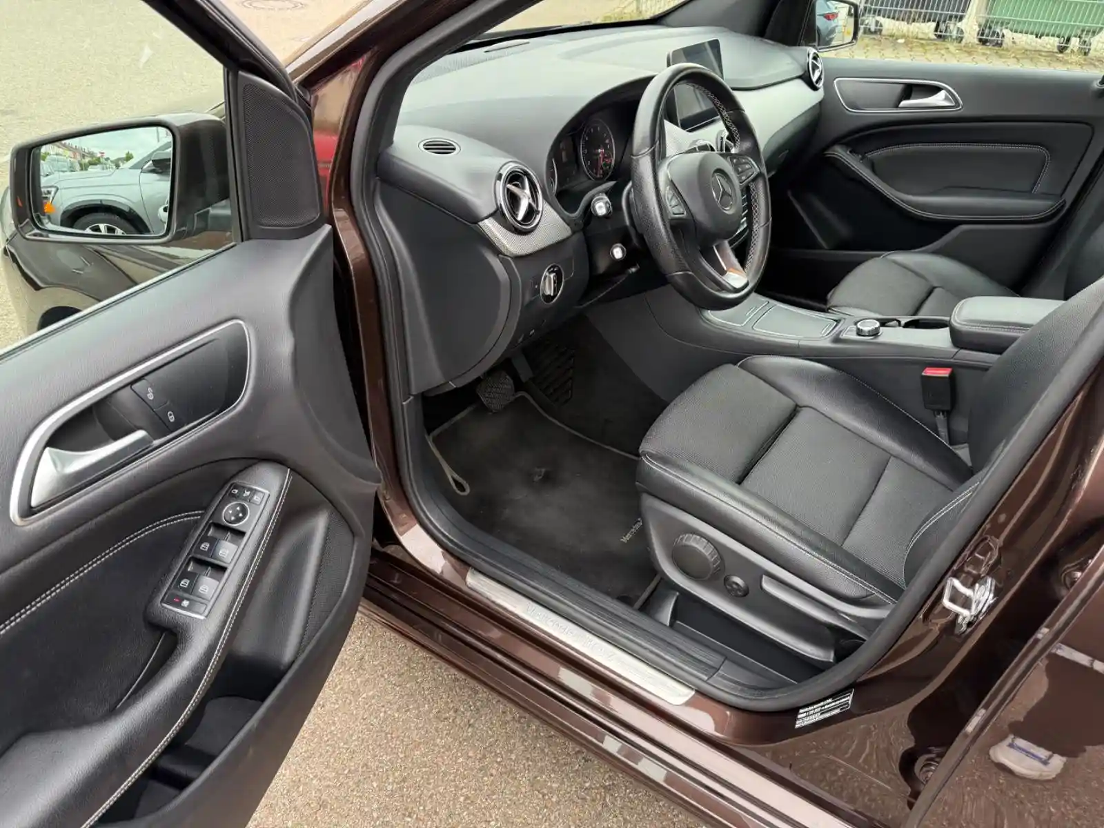 Mercedes-Benz B 180
