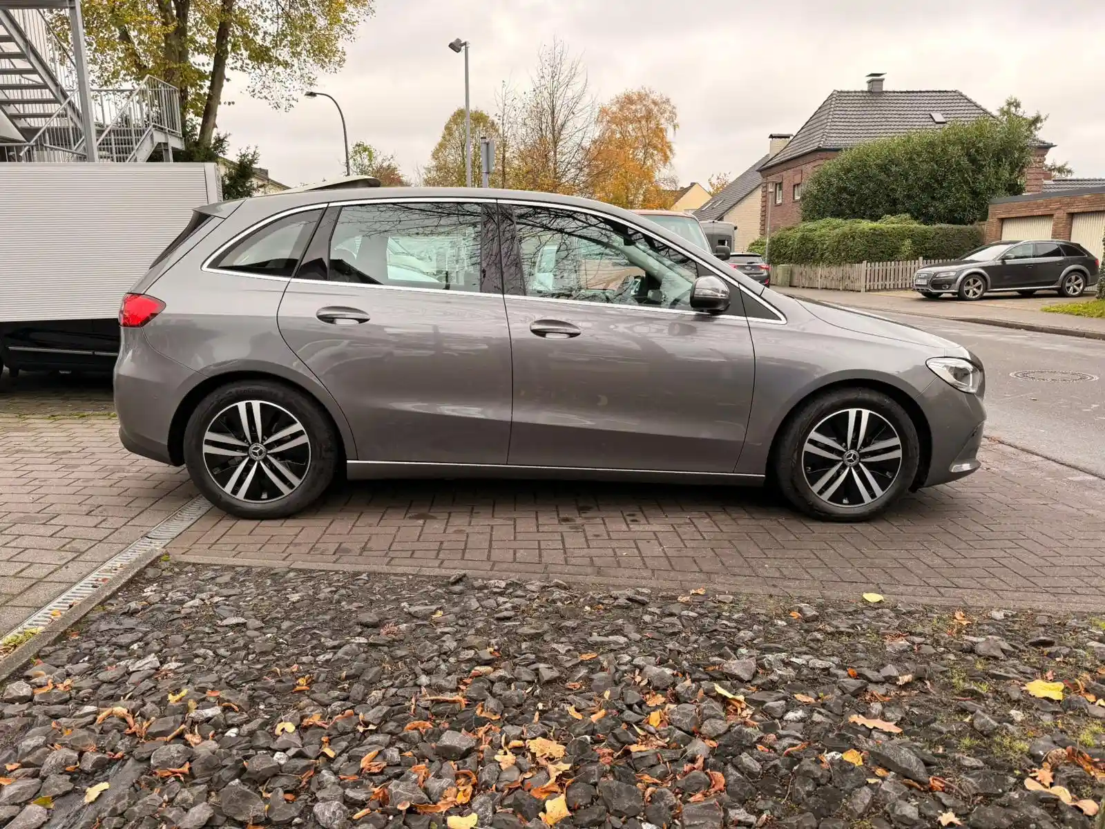 Mercedes-Benz B 180