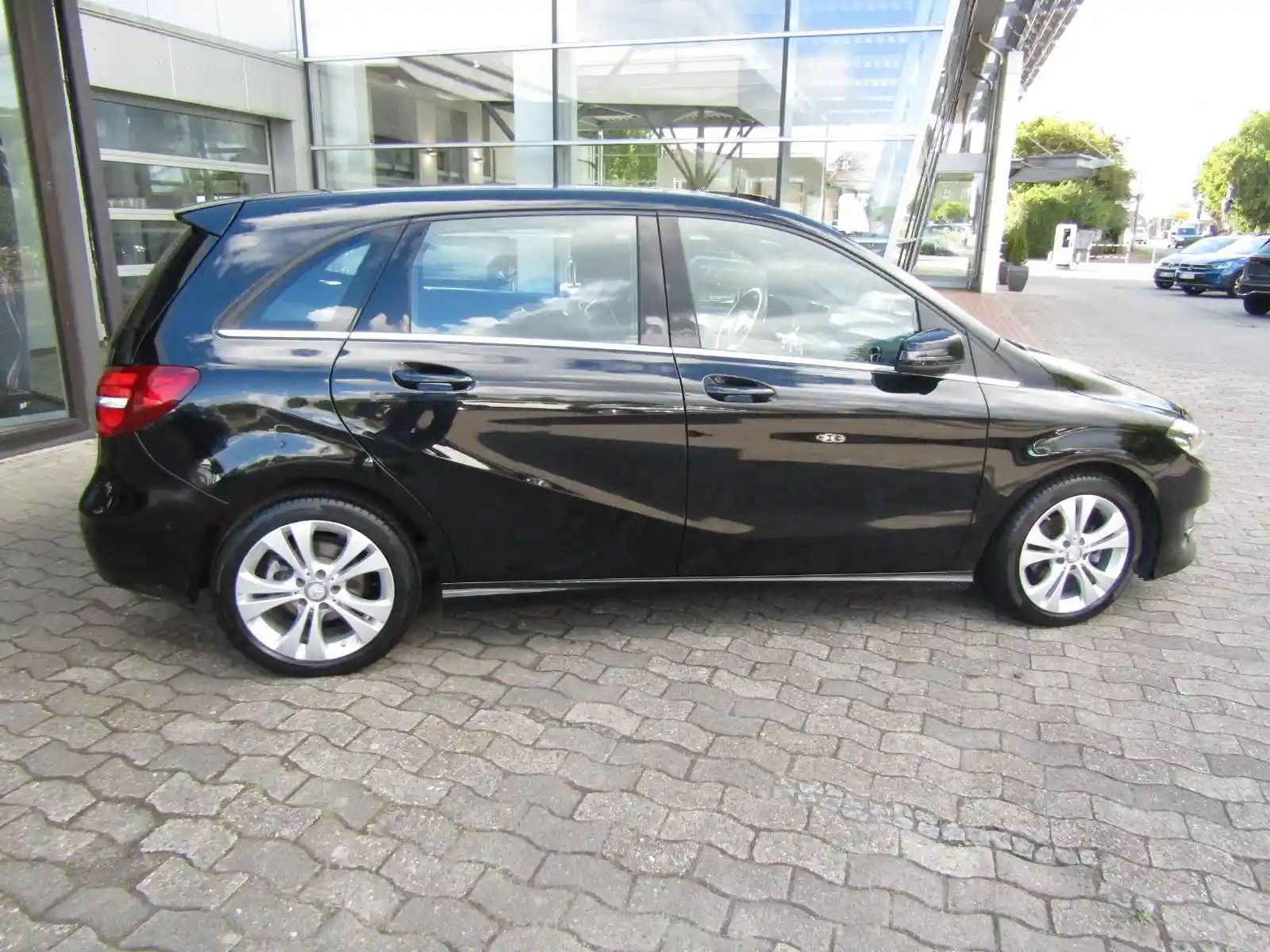 Mercedes-Benz B 180