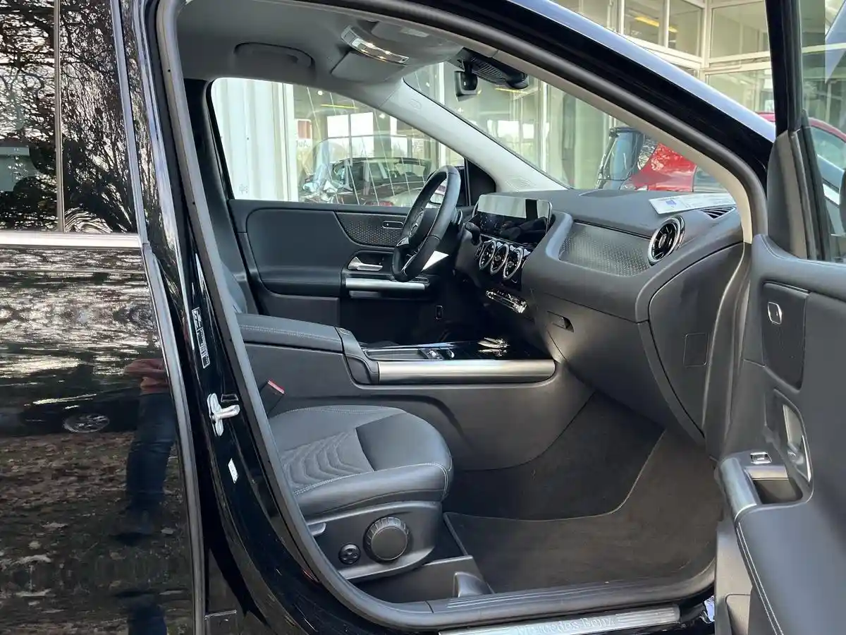 Mercedes-Benz B 180