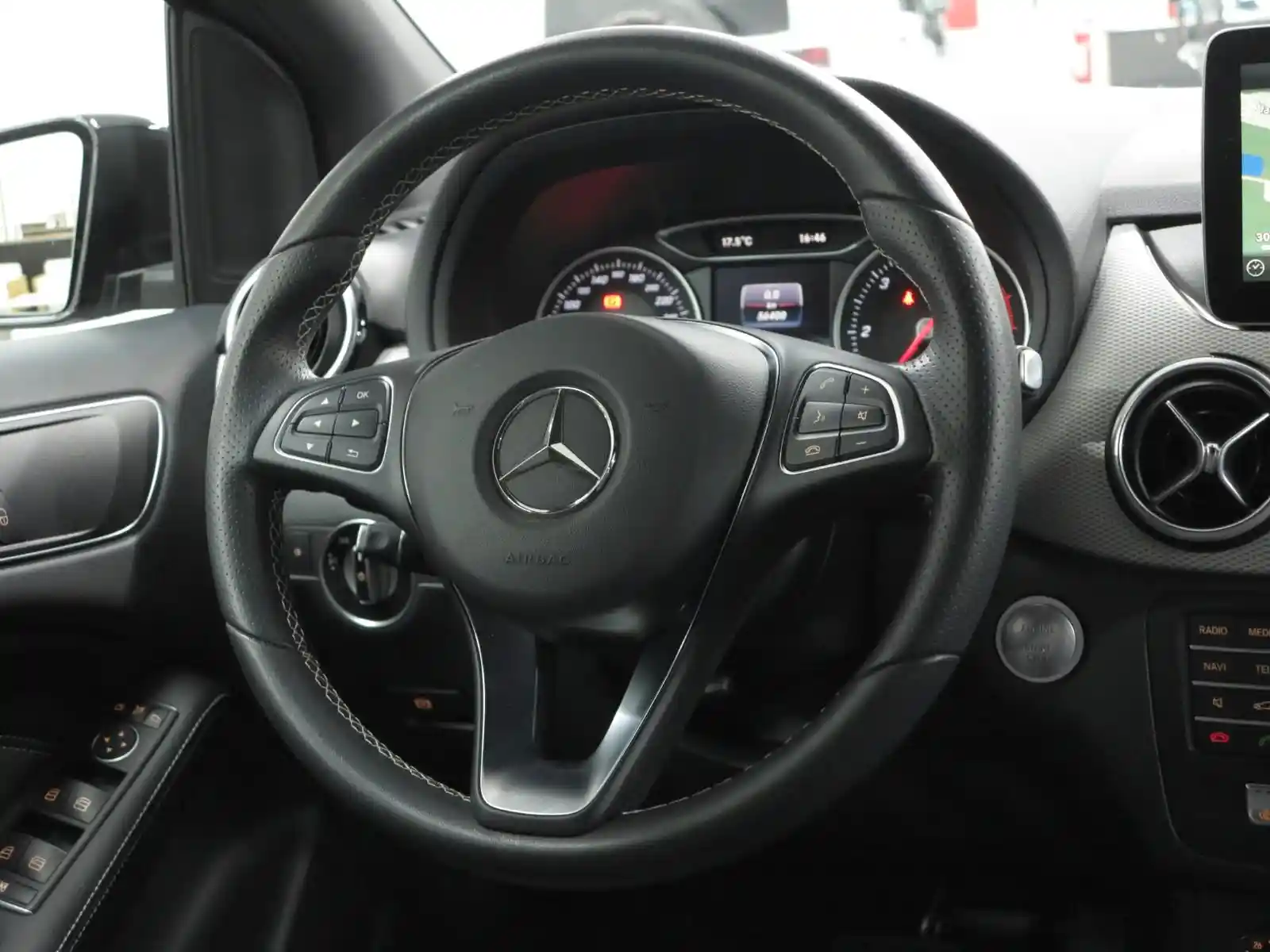 Mercedes-Benz B 180