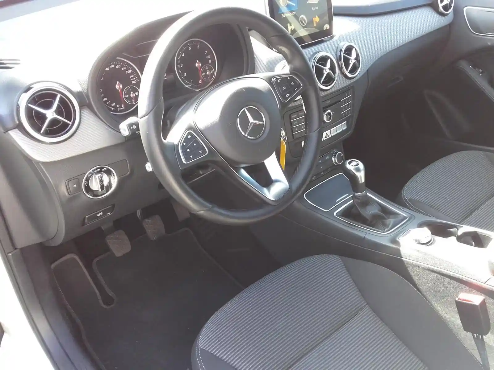 Mercedes-Benz B 180