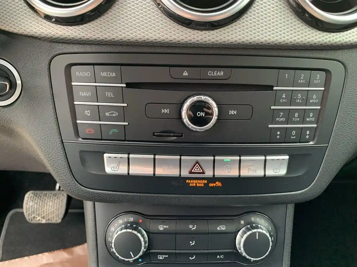 Mercedes-Benz B 180