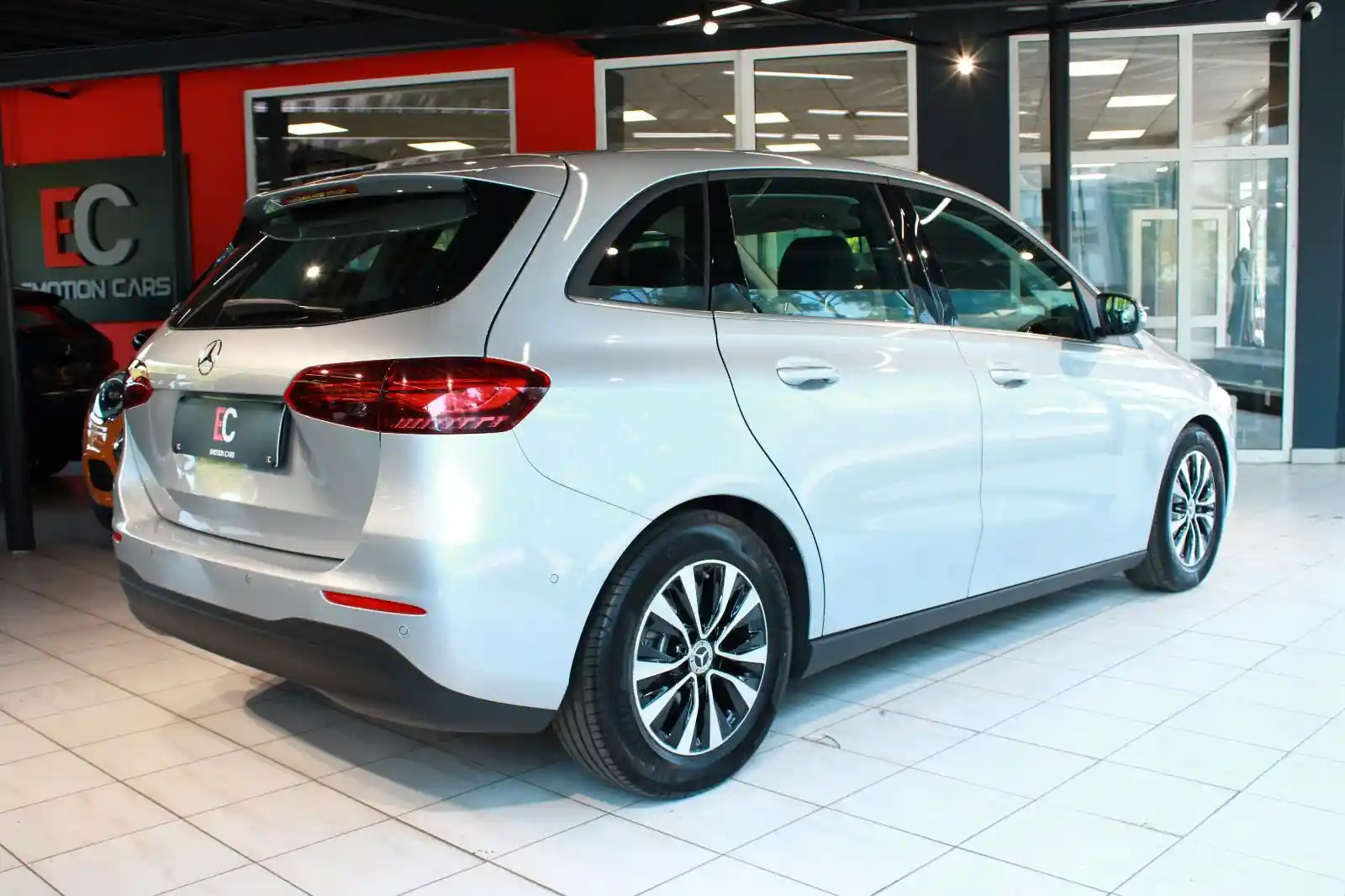 Mercedes-Benz B 180